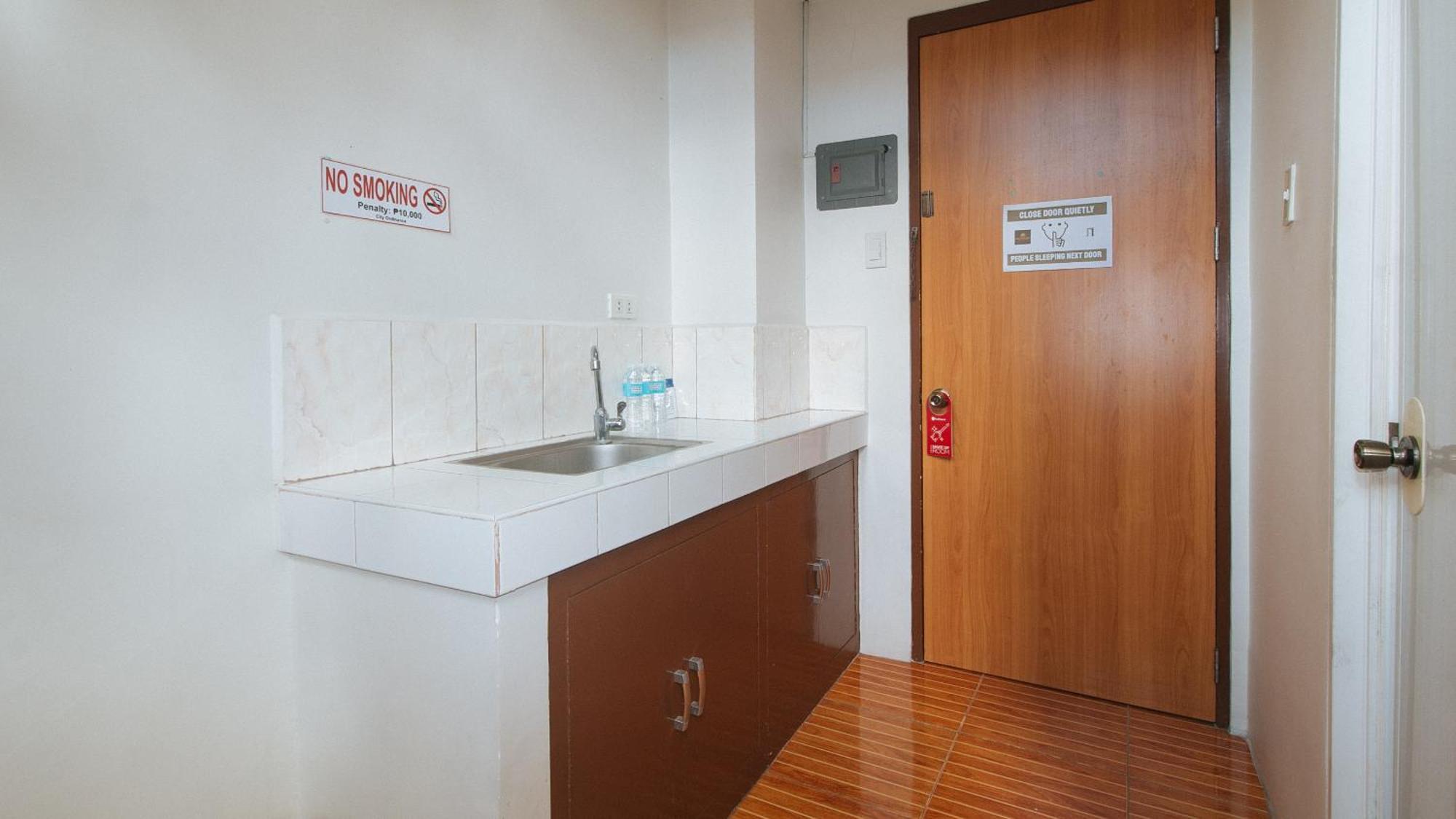 Reddoorz At Goldentown Hotel Davao City Exterior photo